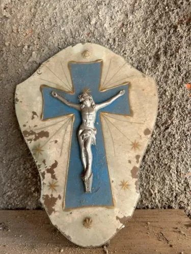 Crucifixo antigo de parede