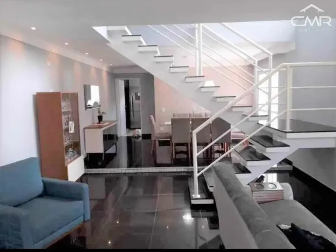 Sobrado com 3 dormitórios, suíte, 190 m2 de área construída, OPORTUNIDADE