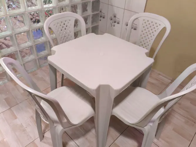 Mesa e cadeiras