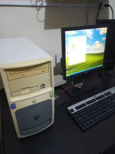 Computador antigo Gateway Pentium 4 