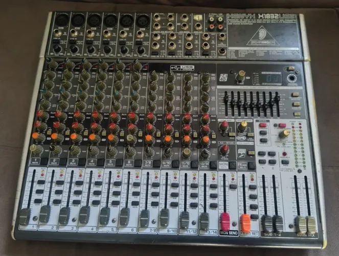 Mesa de Som Behringer 1832 USB