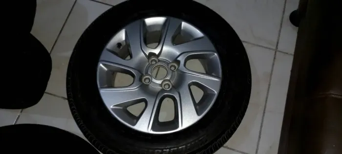 Roda spin Ltz 2015, original semi nova, com pneu 195/65/15 em ótimo  estado .