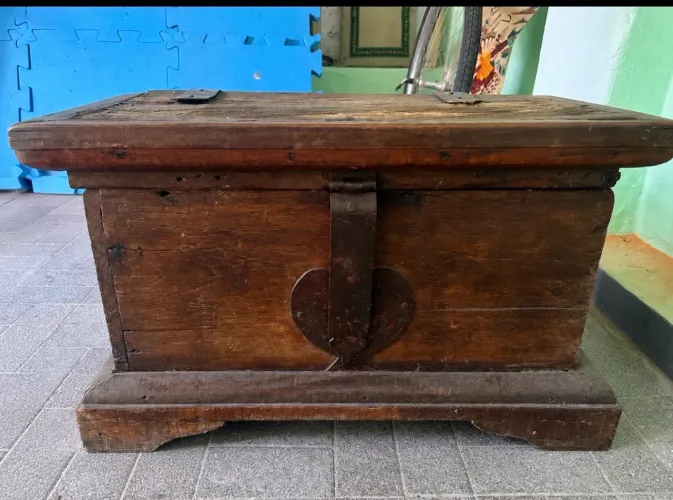 Baú Antigo Rústico em Madeira Maciça - Vintage Decorativo