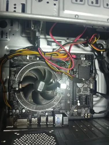 Vendo CPU para utilização de peças
