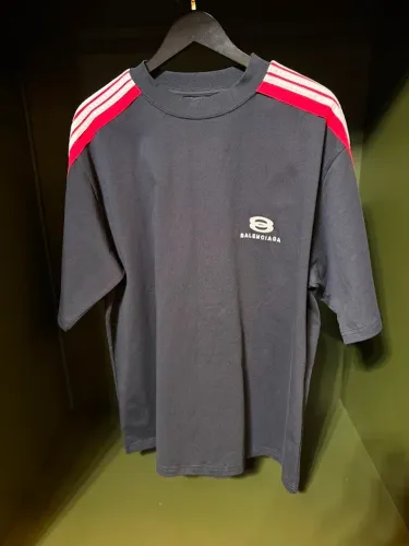 CAMISETA BALENCIAGA - PRETA FAIXA