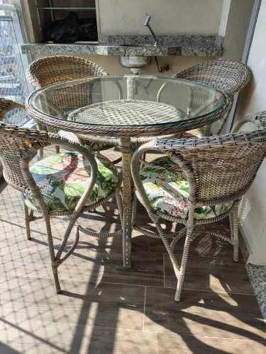 Mesa com Vidro de Vime com 4 cadeiras Lindas e em Perfeito estado de conservação