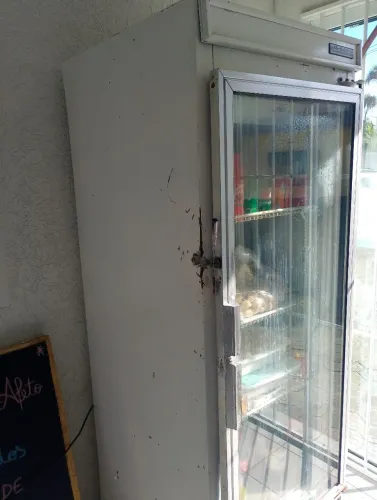 Vendo expositor de bebidas gelando bem