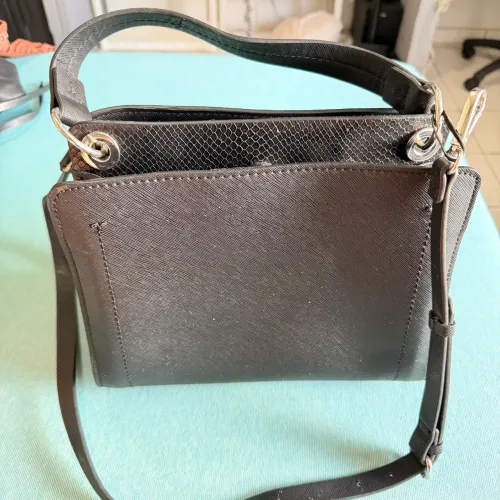 Bolsa preta simples e funcional - pouco uso