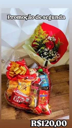 Cesta de coração com uma rosa presente