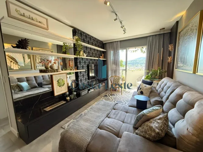 Excelente apartamento decorado de 2 dormitórios com suíte na Carvoeira