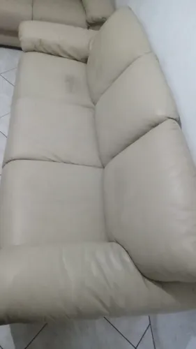 Sofá em couro legítimo 