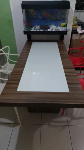 MESA DE JANTAR EM MDF E ACRÍLICO