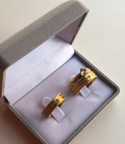 Par de Alianças Escvd C/Frisos Pedra 6mm + Solitária 4mm; Banho de Ouro 18k