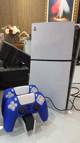 PS5 SLIM (2 CONTROLES) + BASE DE CARREGAMENTO