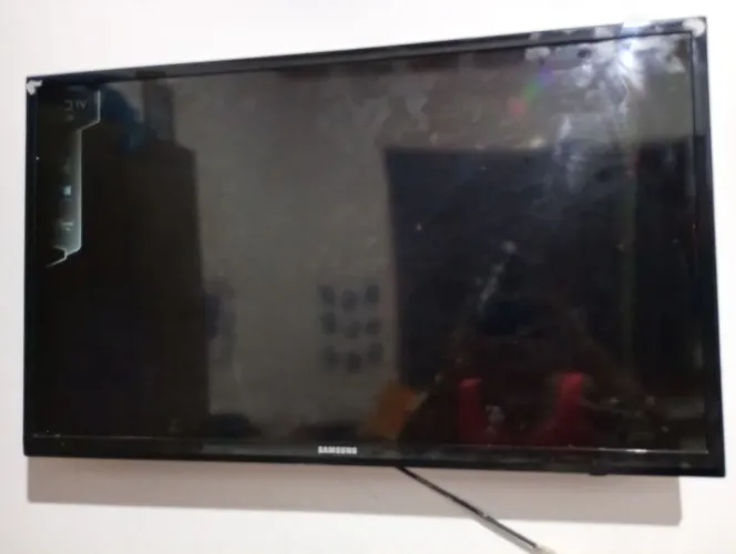 Vendo uma TV Samsung de 32 polegadas. Interessado? Escrever