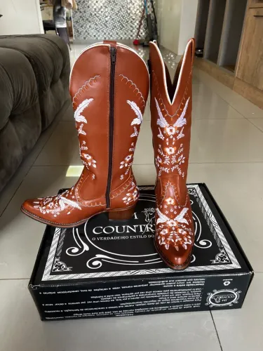 Bota em couro legítimo