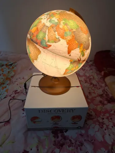 Globo geográfico iluminado tipo antigo