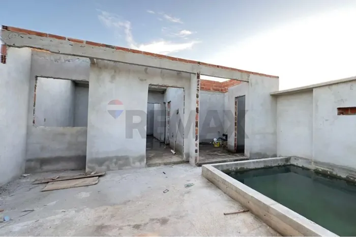 À venda: Casa duplex com piscina em fase de acabamento e possibilidade de entradas indepen