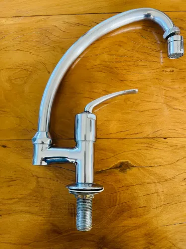 Torneira de mesa latão cromado saída lateral e arejador