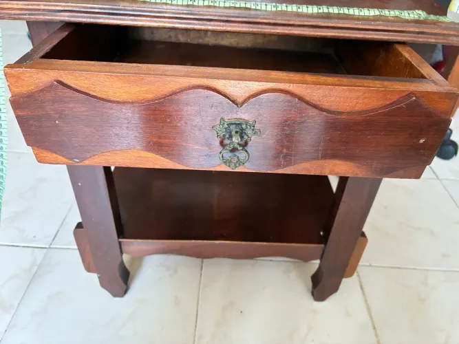 Mesa de cabeceira de madeira trabalhada antiga