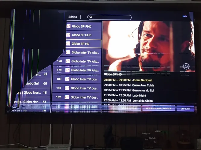 Tv . Tcl 65 polegadas vende se barato .a tela tá trincada