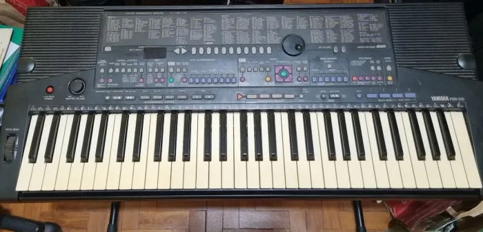 Teclado Yamaha psr-510 c/ apoio de partitura, fonte e bag