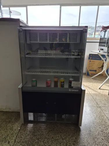 Vitrine Refrigerada Gelopar GPEA-075R Preta 127V - Apenas 1 Ano de Uso (Estado de Nova)