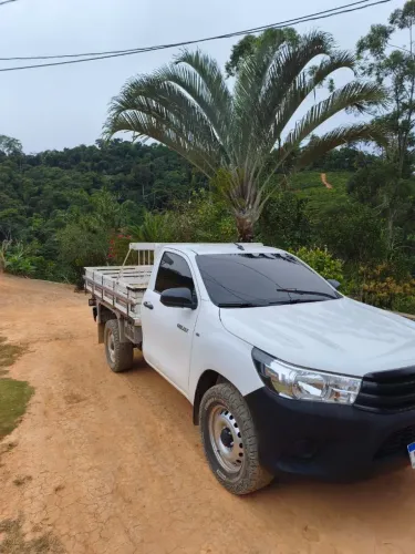 Venda de Hilux com carroceria de madeira