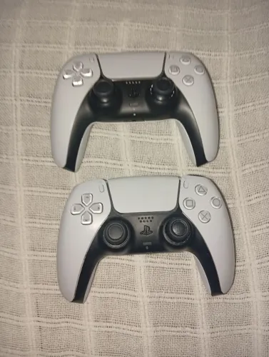 2 Controles PS5 DualSense (1 Perfeito + 1 p/ Conserto ou Retirada de Peças)
