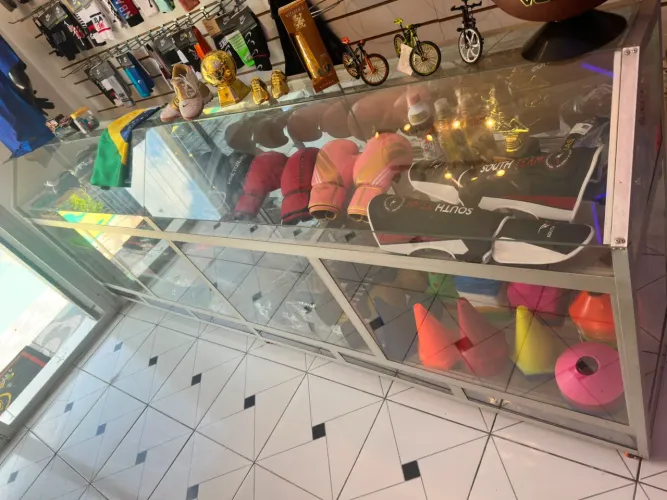 Balcão Vitrine Expositor de Vidro 2 Metros (Com Rodinhas) - Usado