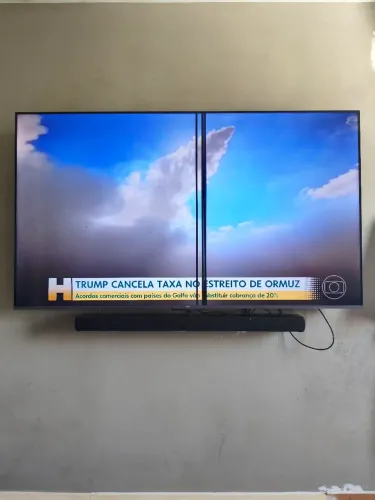 Tv 4k TCL 65 polegadas com listra preta na imagem