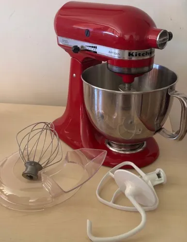 Batedeira KitchenAid Artisan vermelha