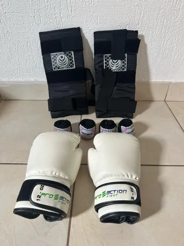 Luva de boxe e muay thai Proaction Fight 12 OZ leve grátis caneleira, bandagens e mochila.