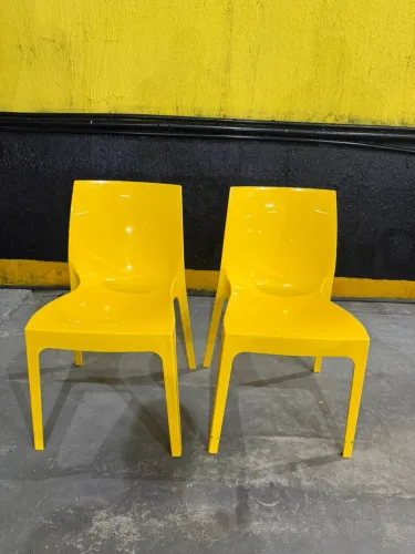 Cadeiras amarelas em polipropileno 