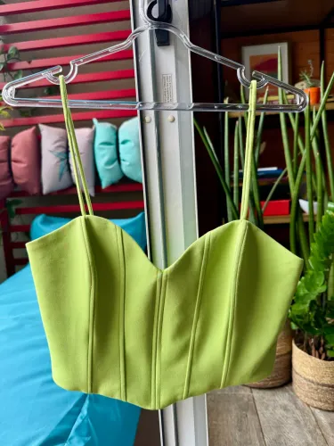 Top Zara estruturado verde TAM M 