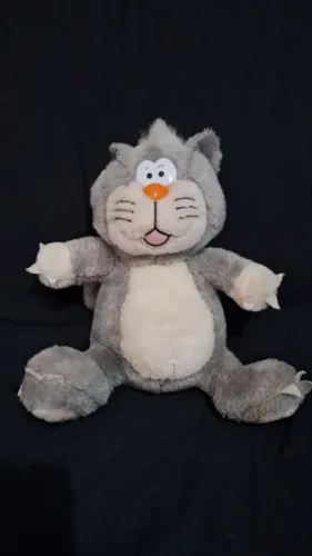 Gato cinza de pelúcia 