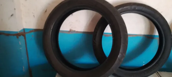 3 pneus de moto 1 da 150 e 160 pneu fazer 260 traseiro e dianteiro