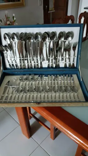 Vende-se maleta completa com jogo de faqueiro original