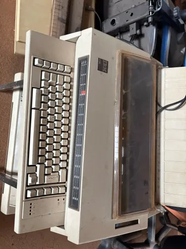 Máquina de escrever IBM 6706