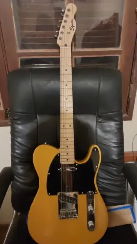 Guitarra Telecaster Squier, com capa Fender e correia ErnieBall