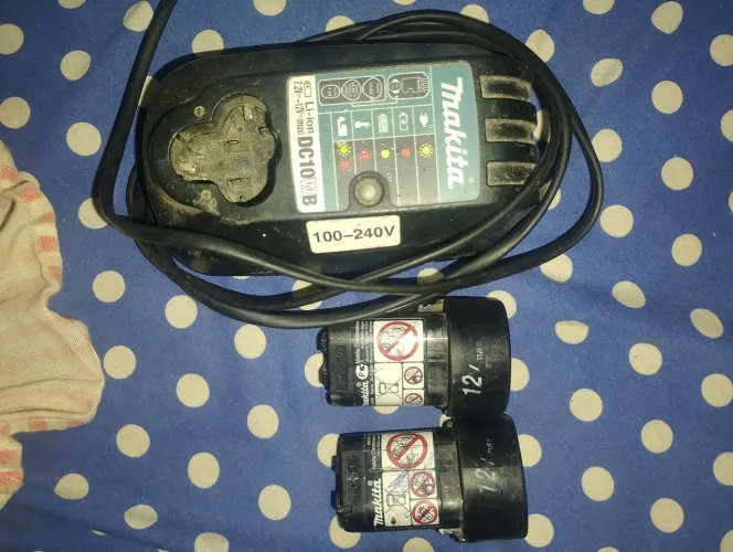 1 Carregador 2 baterias Makita 12v disponível para testar
