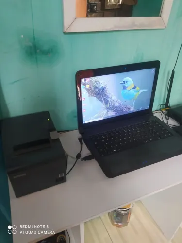 Impressora térmica e um notebook