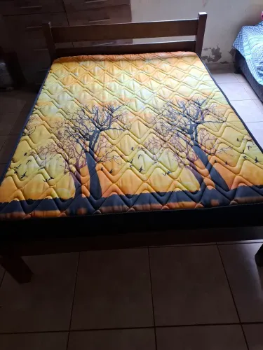 Cama madeira mais colchão...