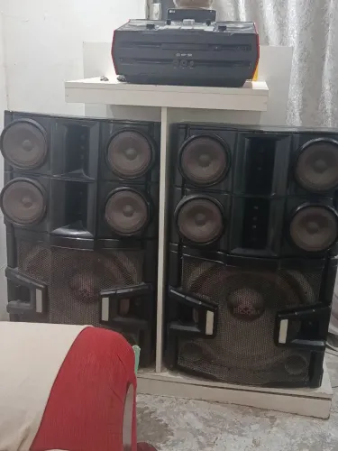 paredão com quatro caixas ele liga mas só não sai quero vender