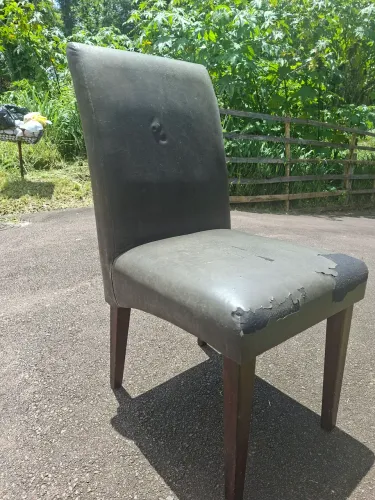 Vendo 10 cadeiras usadas para quem quer reciclagem. A madeira encontra-se em bom estado.