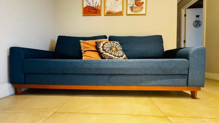 Sofá cama retrátil 2,24m em linho azul