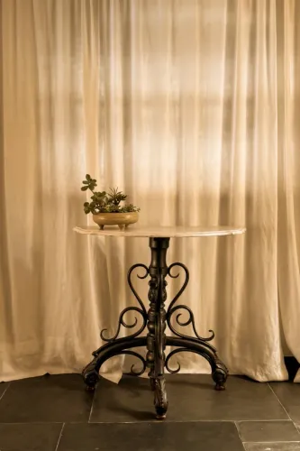 Aparador Thonet com tampo de mármore