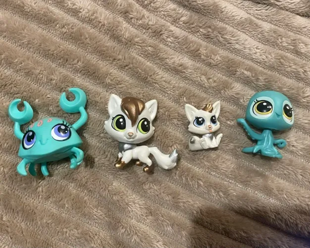 Quatro bonecos Littlest Pet Shop