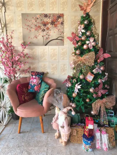 Árvore de Natal usada com enfeites