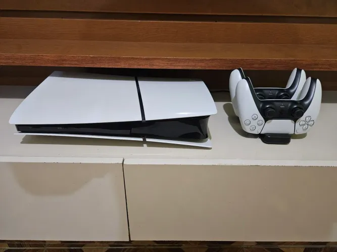 Playstation 5 Slim 1TB + 2 Controles